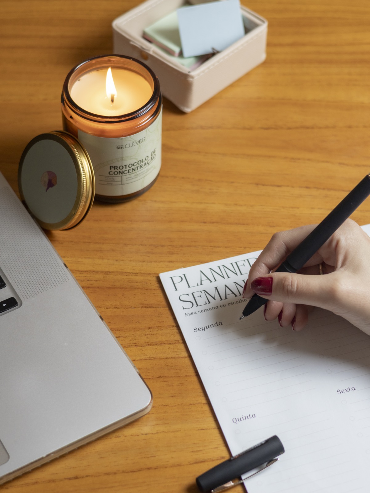 Protocolo de Concentração acesa ao lado do laptop e do planner semanal